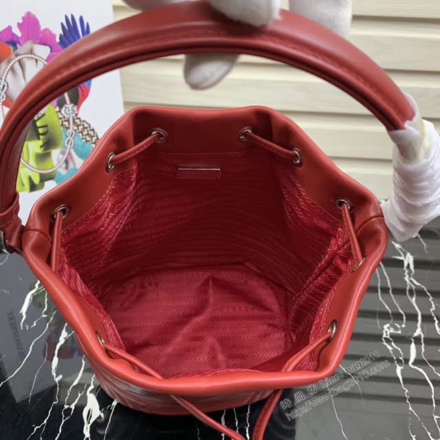 prada女包 普拉達2020最新款繡線水桶包 時尚百搭 prada手腕包 1BH038 Prada單肩手提包  pyd2400